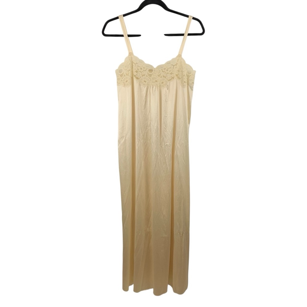 Vintage Vanity Fair sz 32  Nightgown Lace Trim Negligee Ivory Cream Full Slip